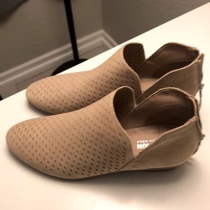 Kenneth Cole reaction booties